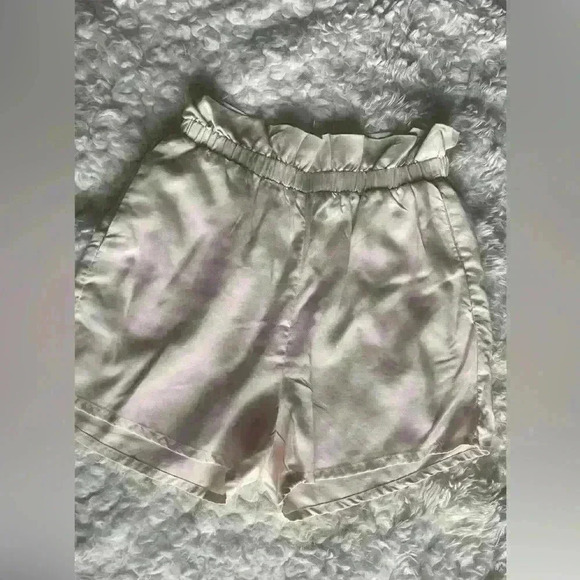 H&M cream shorts - Picture 3 of 10